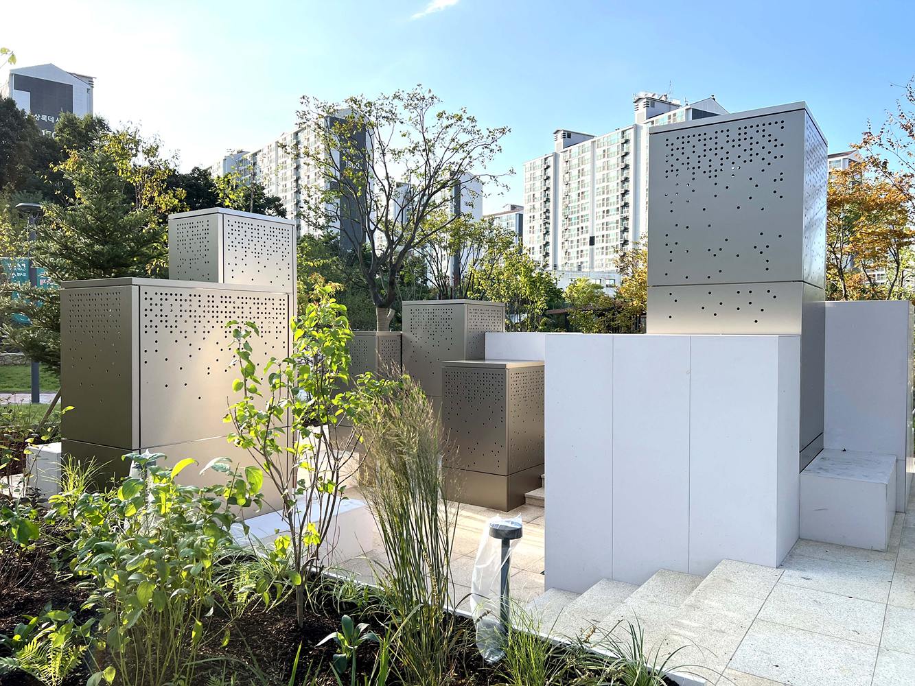 파주 운정 수변공원 조경시설 — 복합패널 SUPERLIGHT BRONZE SHORTLINE BRUSH 적용 사례
